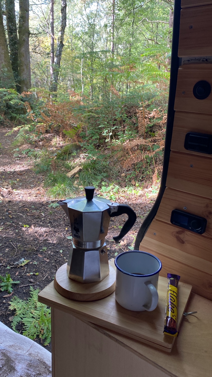 Un café junto al bosque desde el interior de MarioNeta