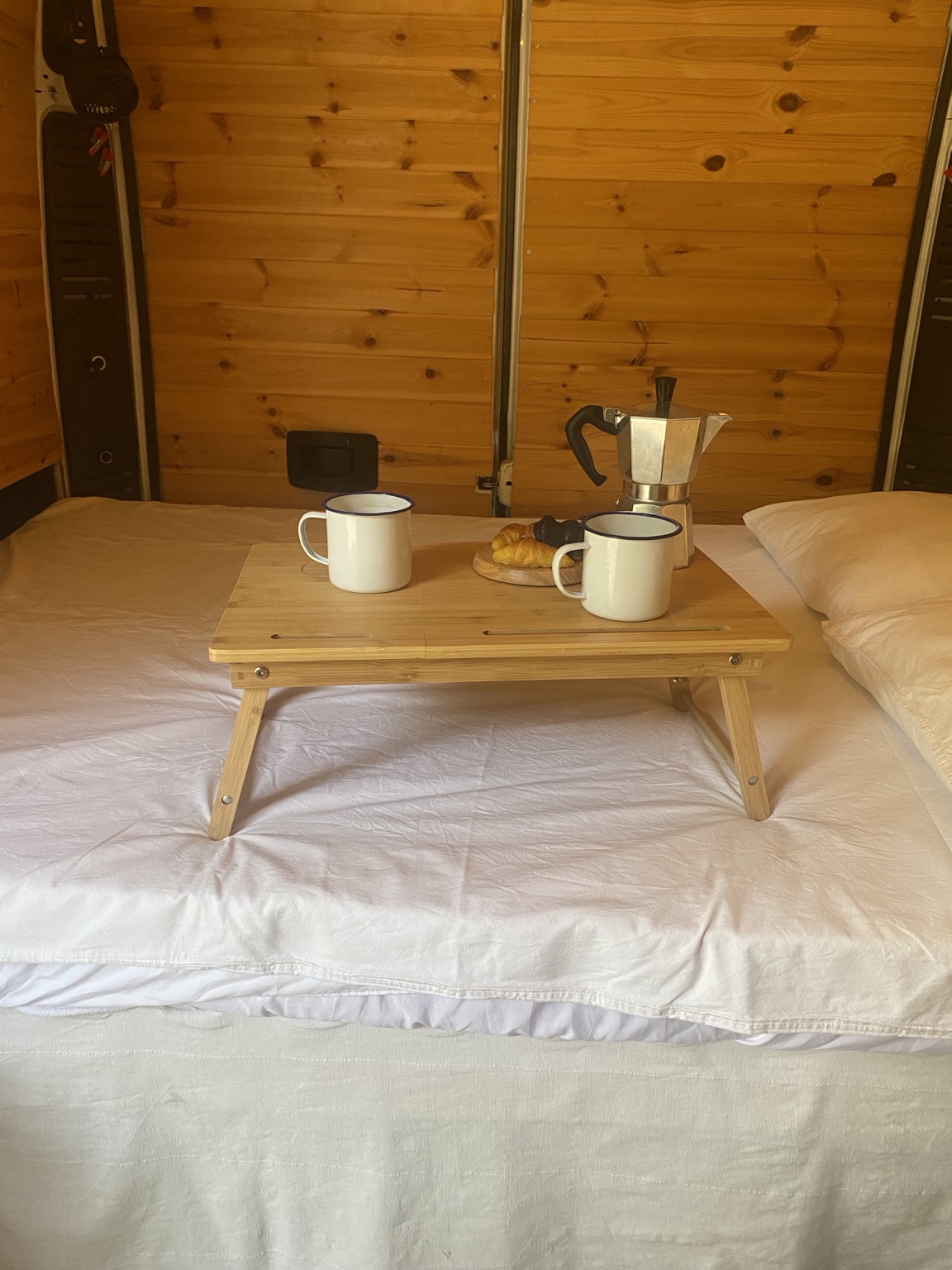 Desayuno sobre la cama, con revestimiento de madera