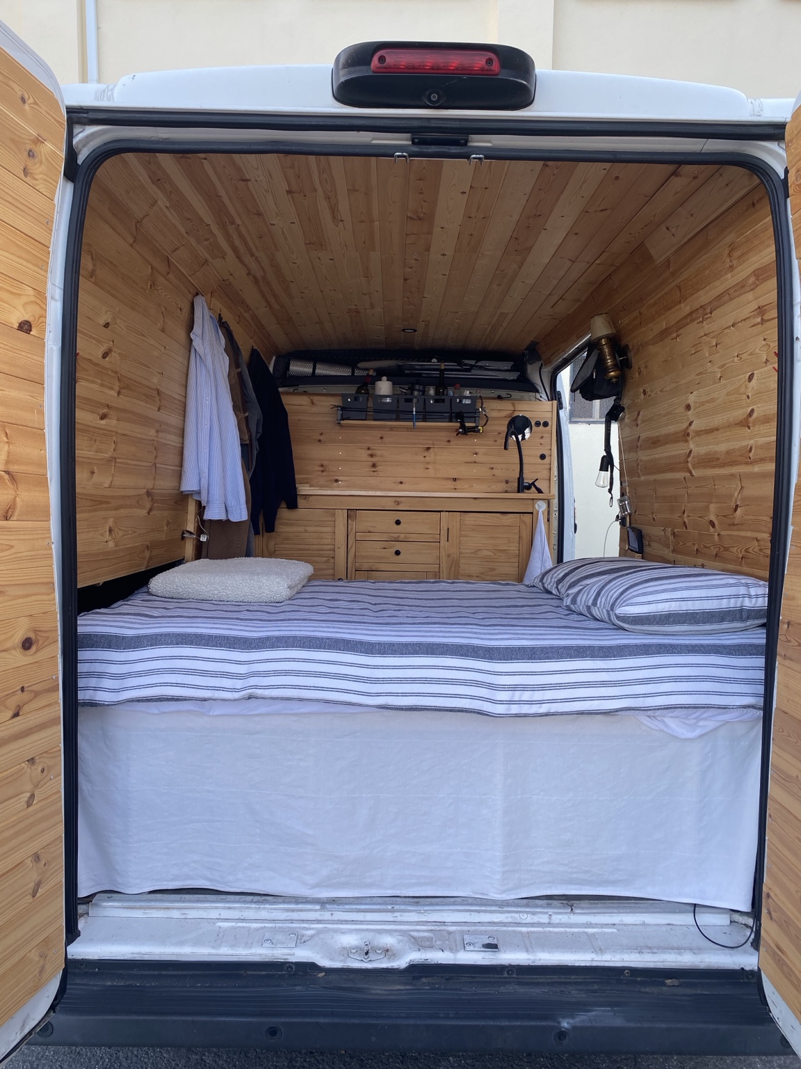 Vista desde las puertas traseras: cama y mueble con fregadero