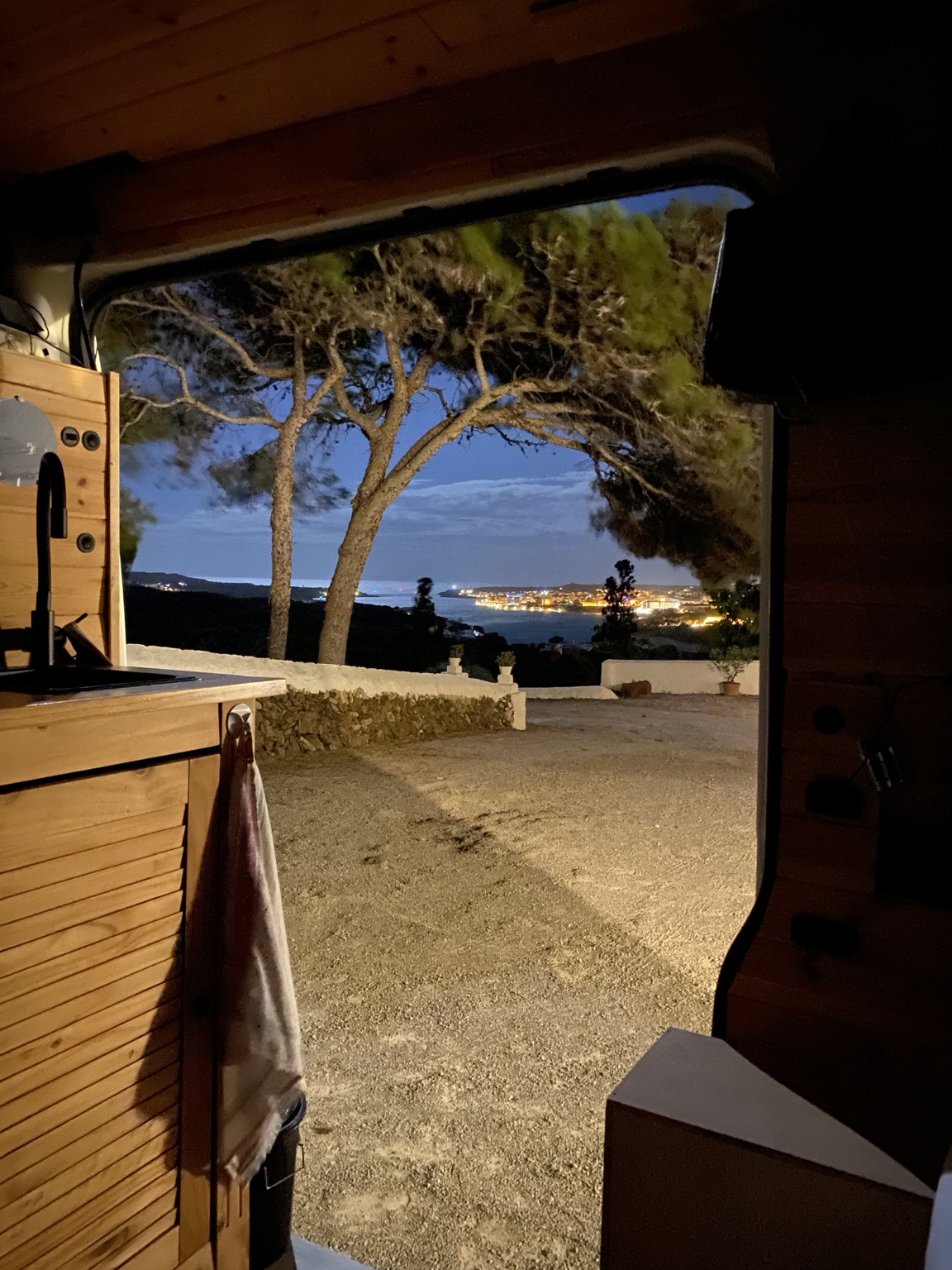 Vistas nocturnas desde la puerta lateral de MarioNeta