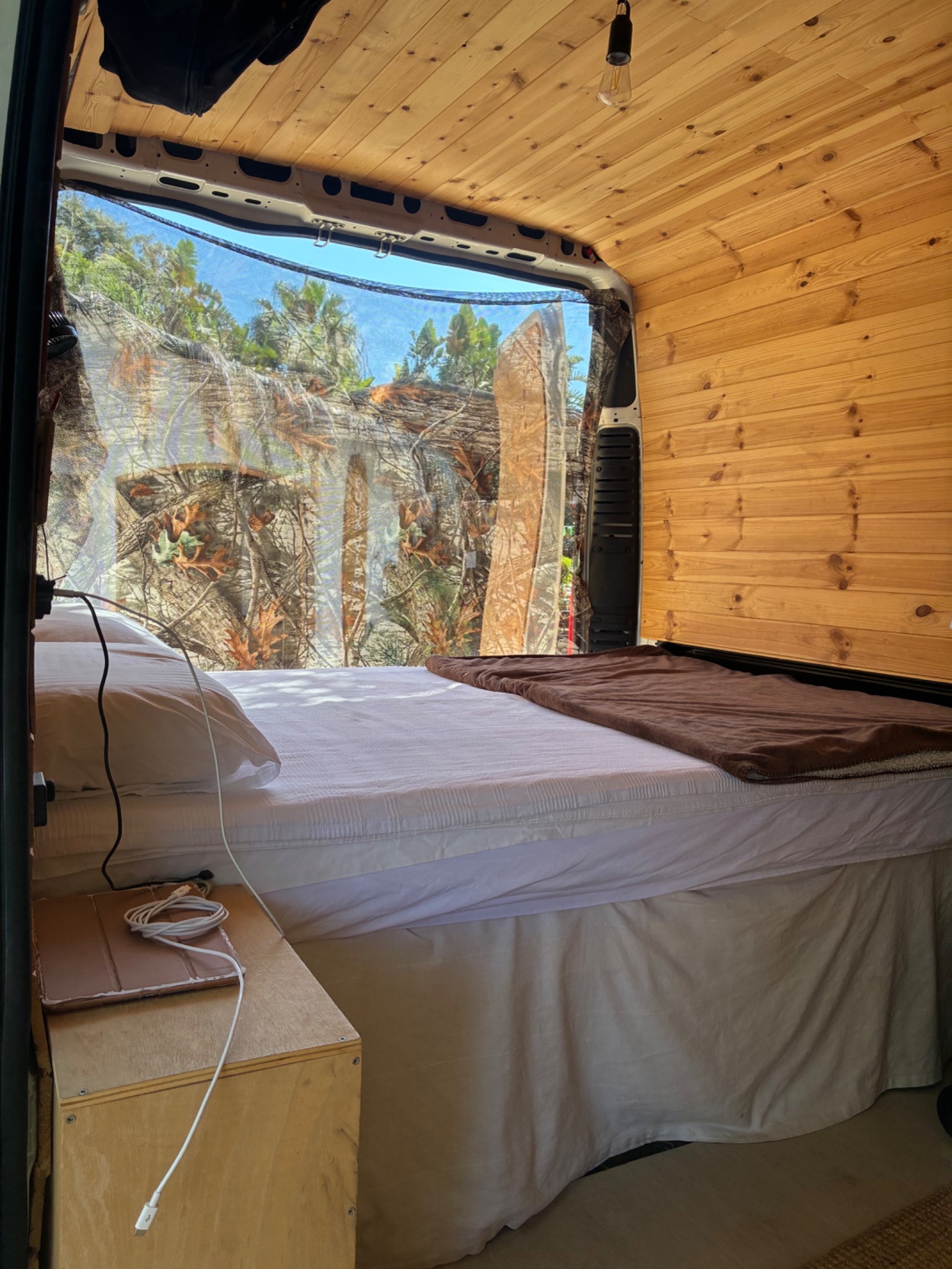 Interior de MarioNeta con la cama preparada