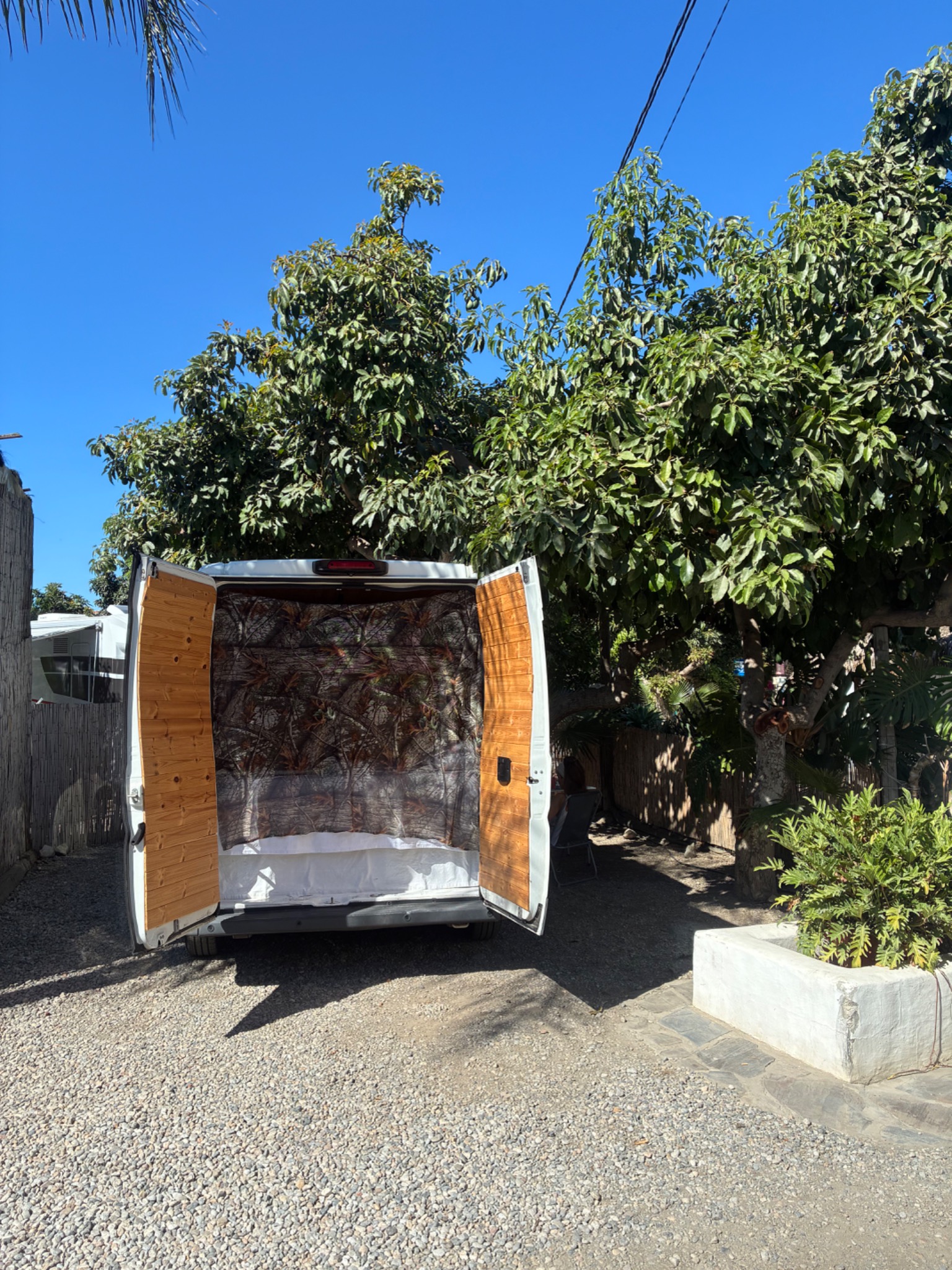 MarioNeta con las puertas traseras abiertas