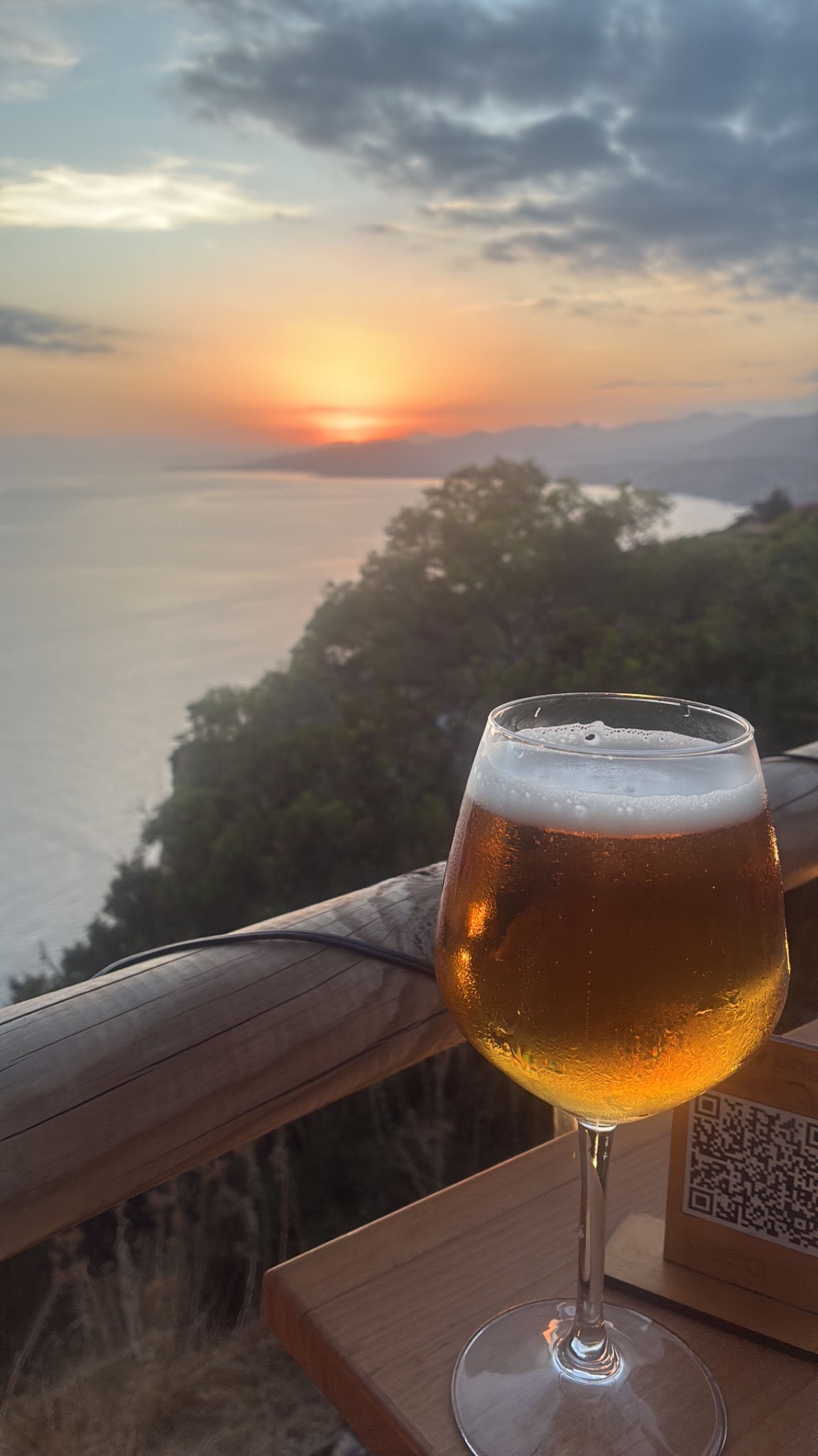 Una pausa frente al mar al atardecer
