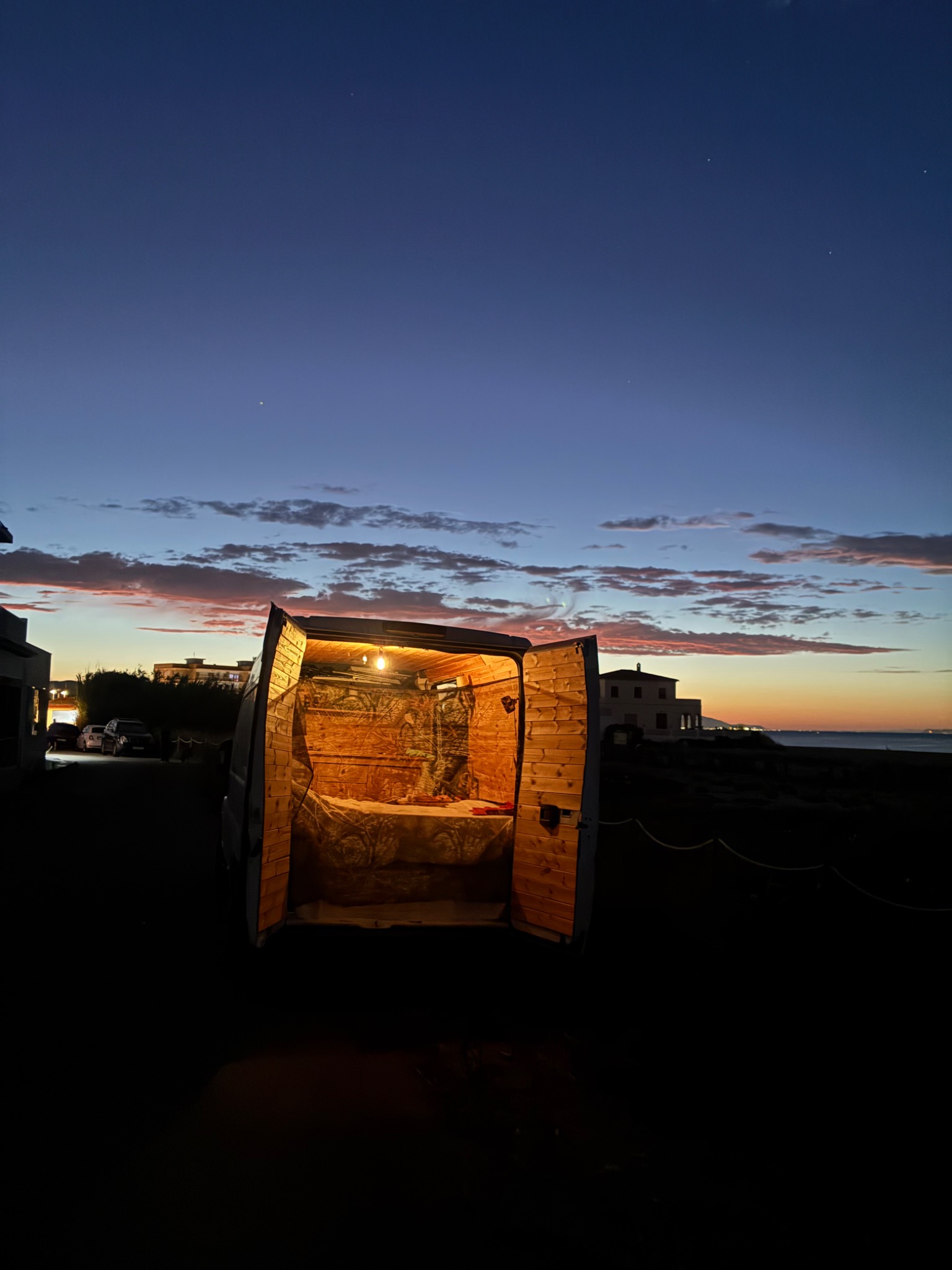 Interior iluminado de MarioNeta al anochecer